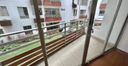 Se vende acogedor departamento con balcon y vista a lindo jardin interno en Miraflores